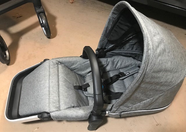 Thule sleek infant seat easily removes so you do not wake child